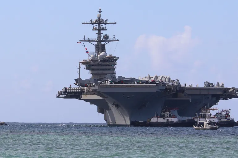 Авианосец США USS Abraham Lincoln в Гуаме